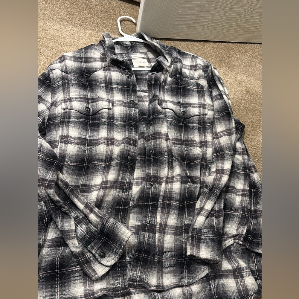 Ae flannels 
Red oversizeded small
Green L 
Black L 
Purple & green M
